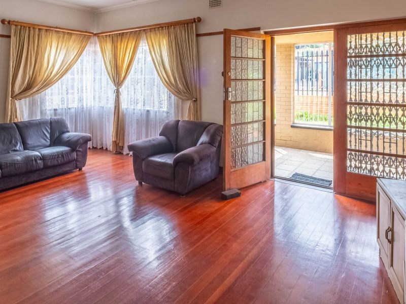 Charming 3-Bedroom Home with Sunroom, Garden, and Secure Parking - Photo 5