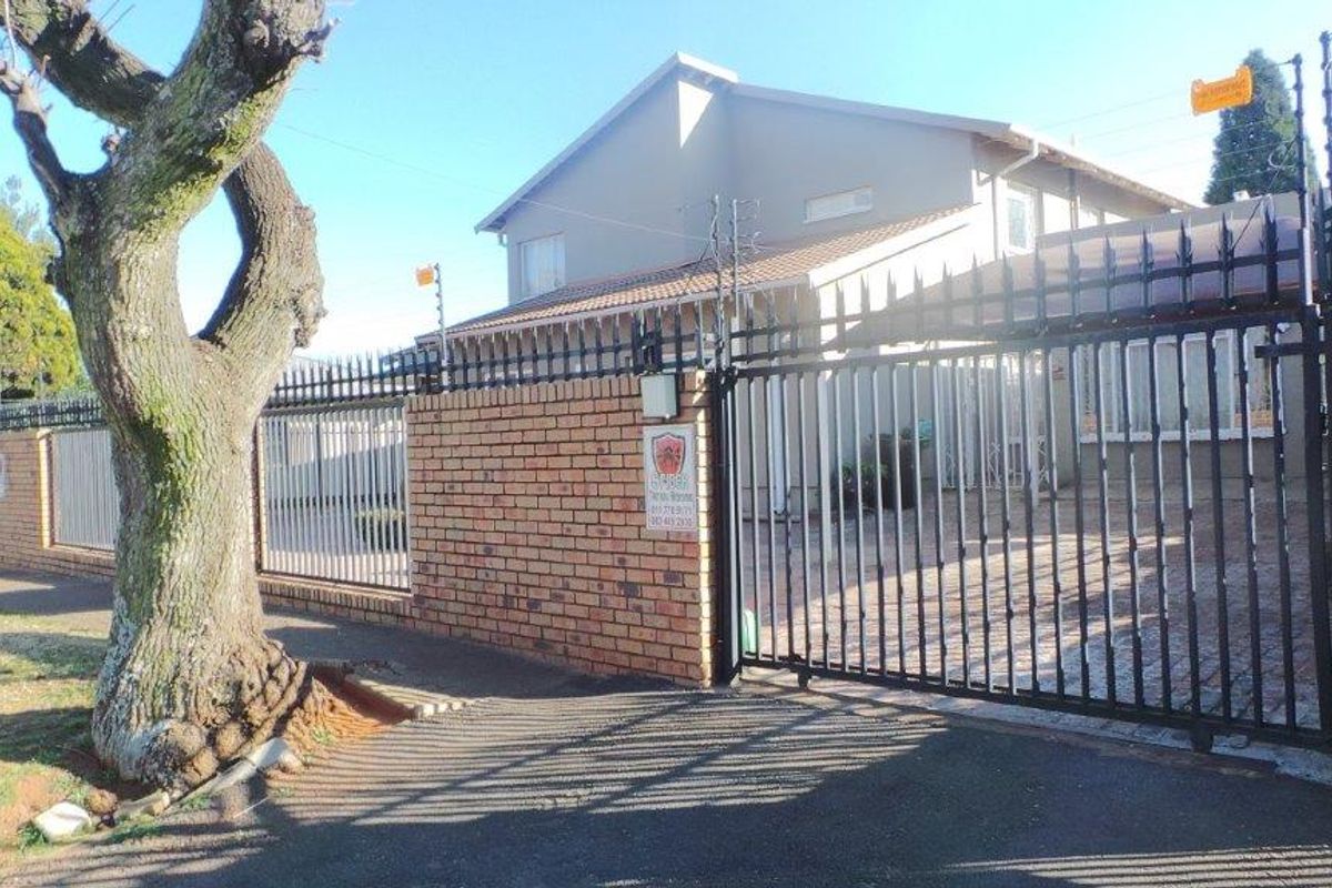 Spacious 5-Bedroom Family Home with Pool and Granny Flat - Photo 5