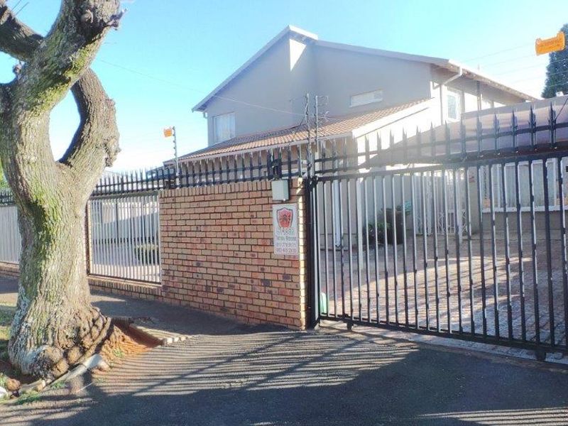 Spacious 5-Bedroom Family Home with Pool and Granny Flat - Photo 5