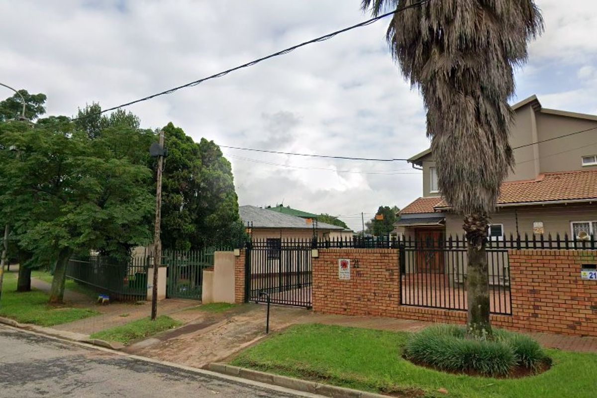 Spacious 5-Bedroom Family Home with Pool and Granny Flat - Photo 2