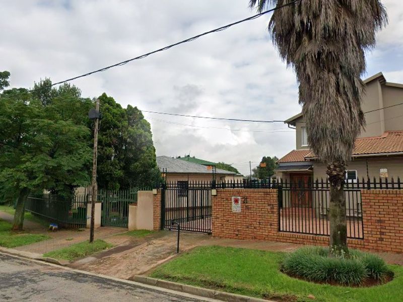 Spacious 5-Bedroom Family Home with Pool and Granny Flat - Photo 2