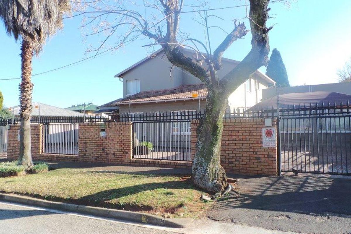 Spacious 5-Bedroom Family Home with Pool and Granny Flat - Photo 4