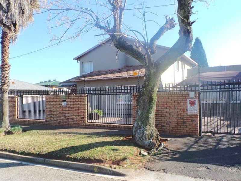 Spacious 5-Bedroom Family Home with Pool and Granny Flat - Photo 4