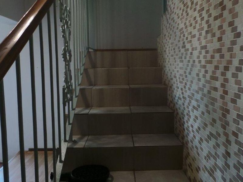 Spacious 5-Bedroom Family Home with Pool and Granny Flat - Photo 10