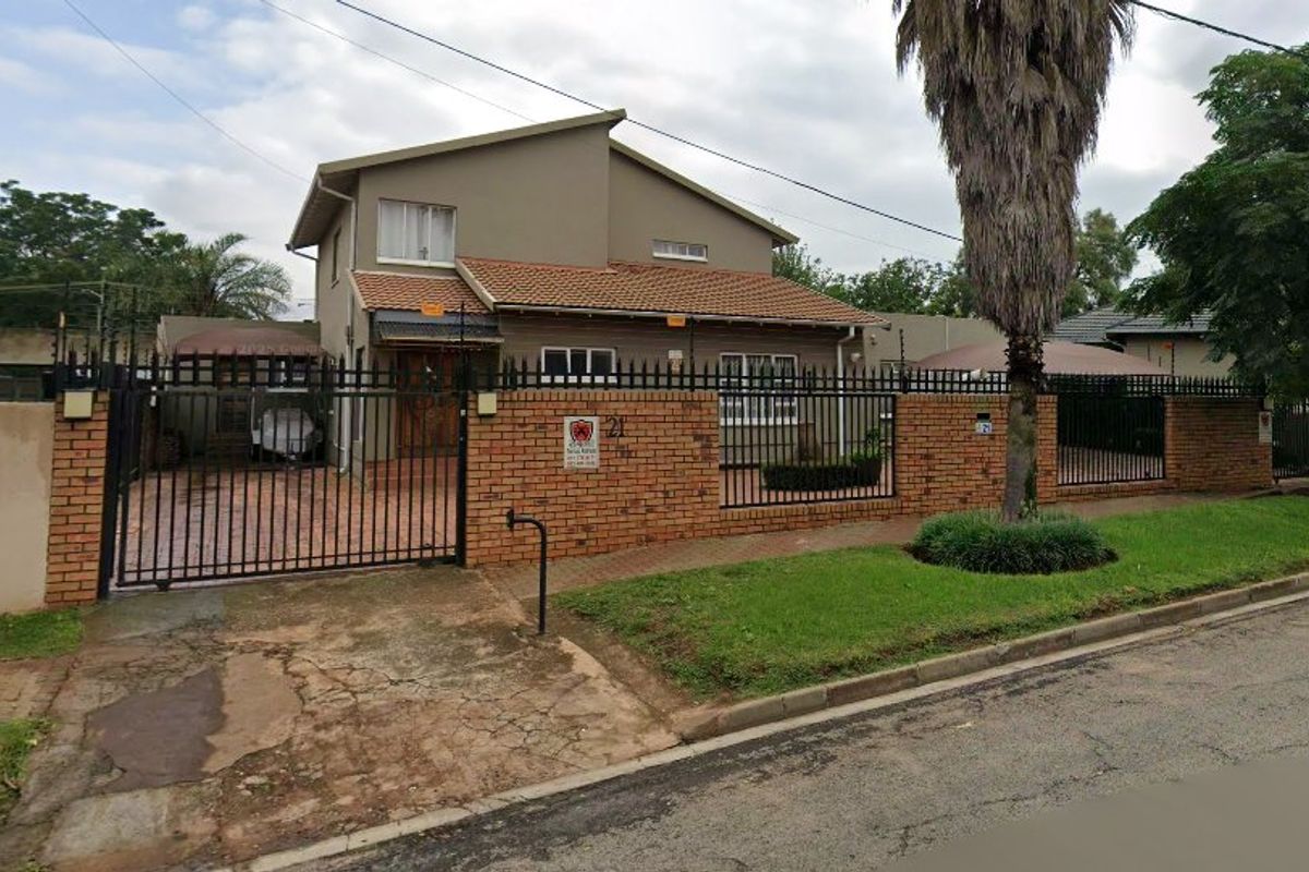 Spacious 5-Bedroom Family Home with Pool and Granny Flat - Photo 3