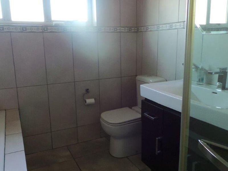 Spacious 5-Bedroom Family Home with Pool and Granny Flat - Photo 9