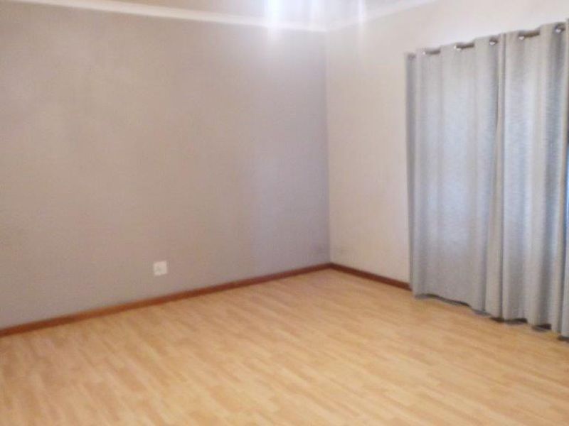 Spacious 5-Bedroom Family Home with Pool and Granny Flat - Photo 8