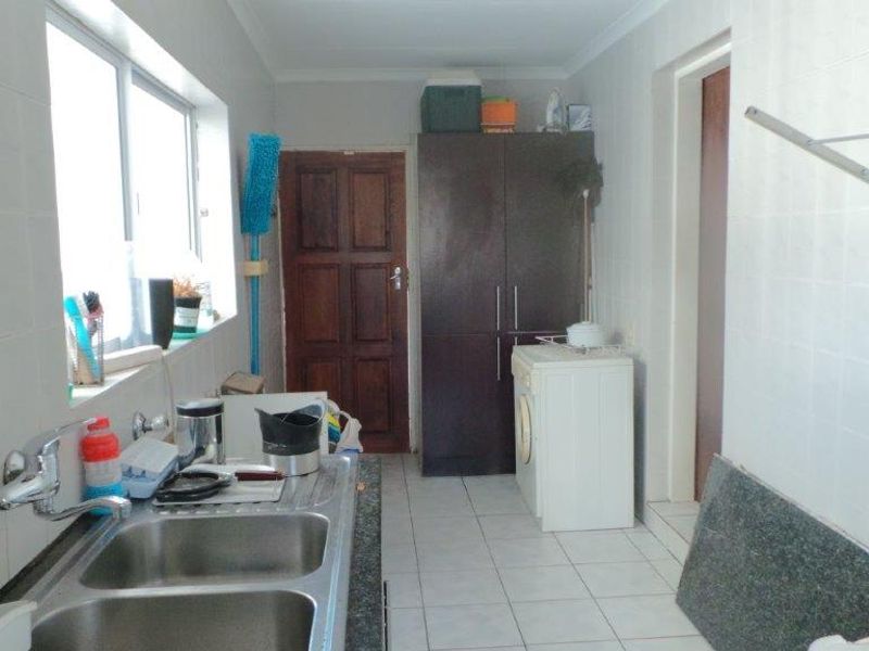 Spacious 5-Bedroom Family Home with Pool and Granny Flat - Photo 7