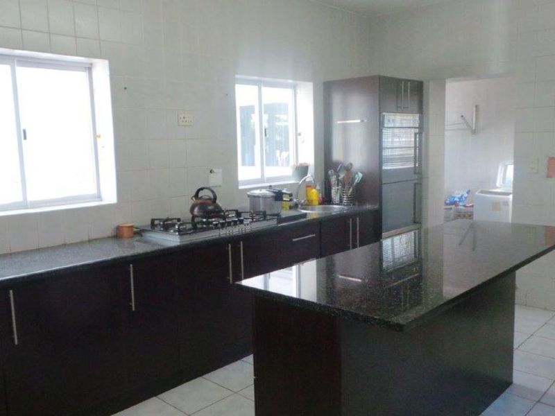 Spacious 5-Bedroom Family Home with Pool and Granny Flat - Photo 6