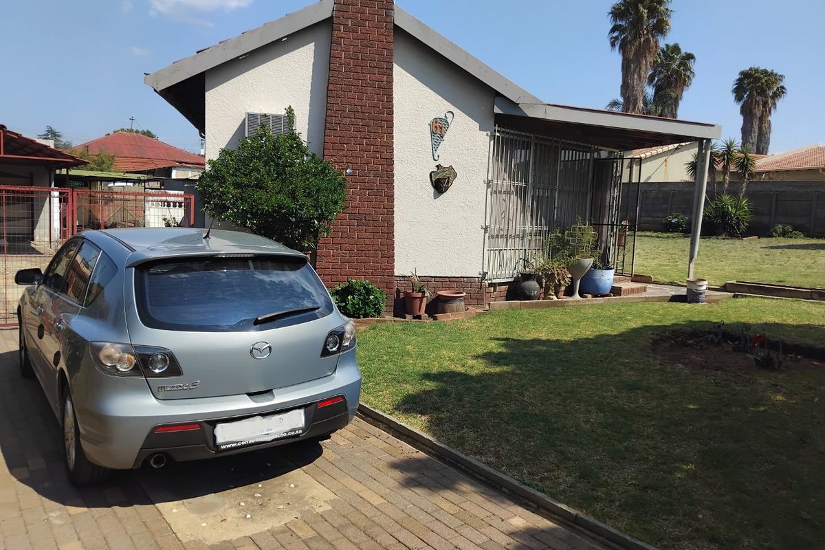 3 Bed House For Sale – Family Home with Granny Flat & Office Space - Photo 2