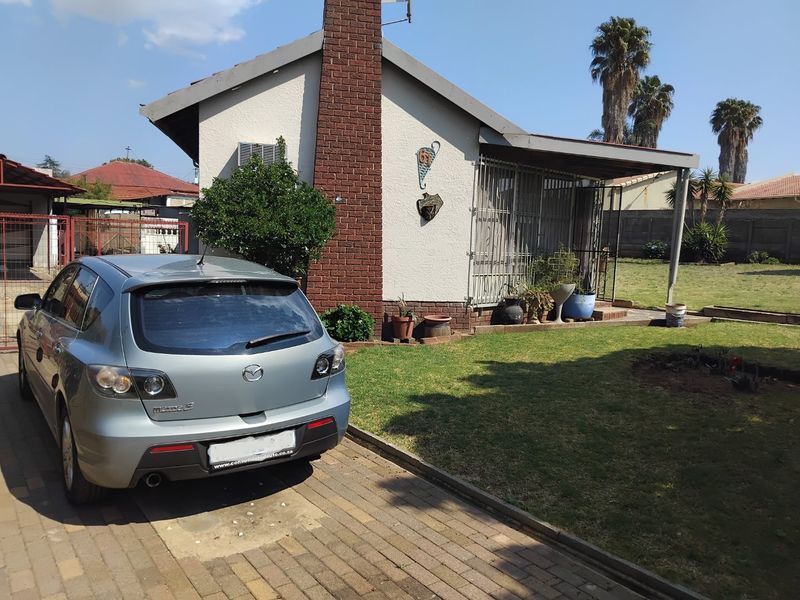 3 Bed House For Sale – Family Home with Granny Flat & Office Space - Photo 2