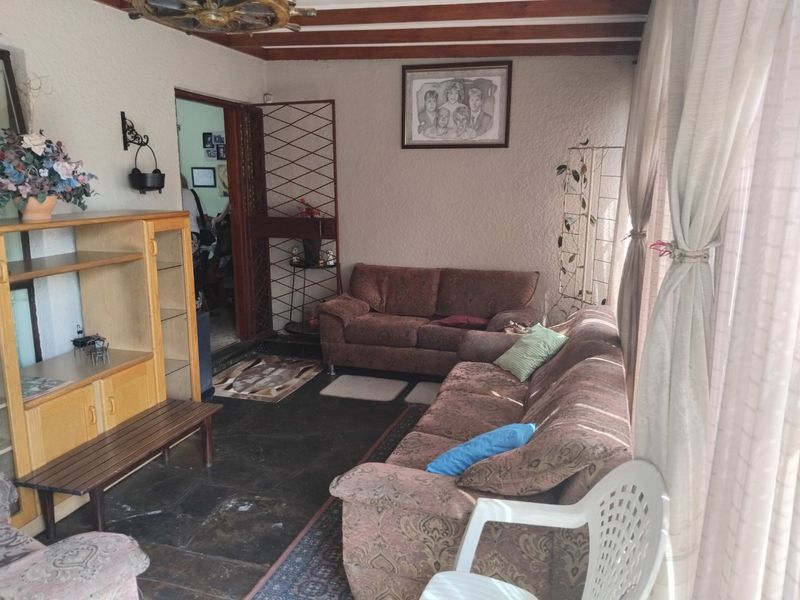 3 Bed House For Sale – Family Home with Granny Flat & Office Space - Photo 4