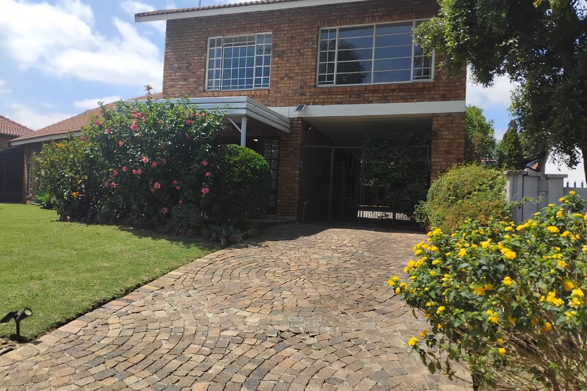 5 Bed House – Spacious Family Home with Flatlet - Photo 2