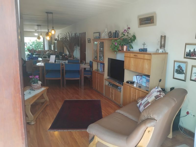 5 Bed House – Spacious Family Home with Flatlet - Photo 4