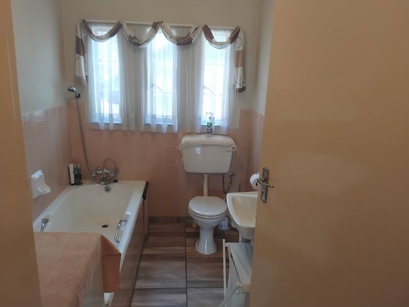 5 Bed House – Spacious Family Home with Flatlet - Photo 9