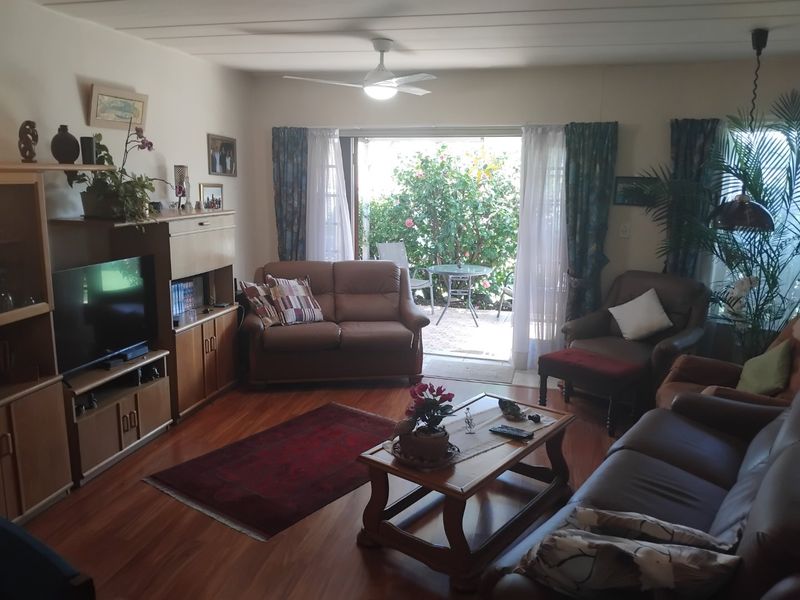 5 Bed House – Spacious Family Home with Flatlet - Photo 6