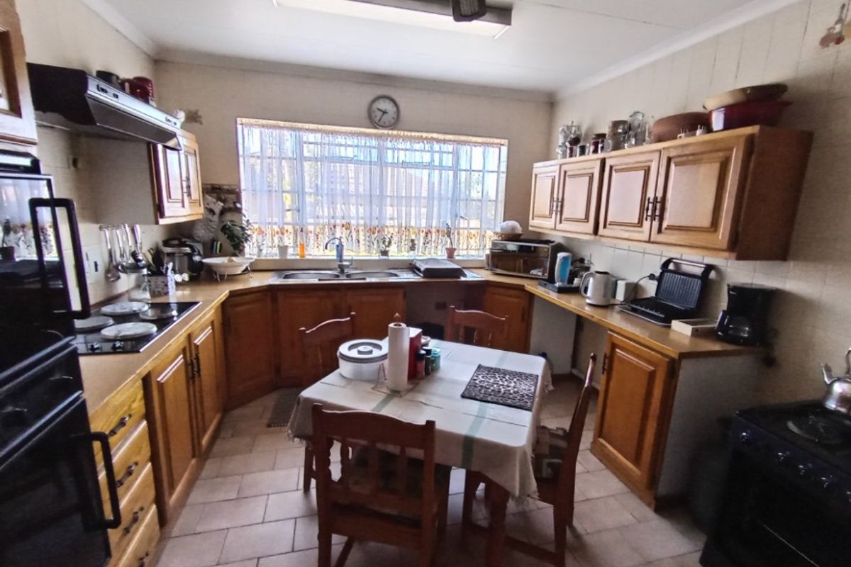3 Bed House with 2-Bed Cottage – Spacious Corner Stand with Extra Features - Photo 3