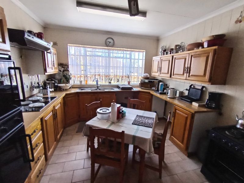 3 Bed House with 2-Bed Cottage – Spacious Corner Stand with Extra Features - Photo 3