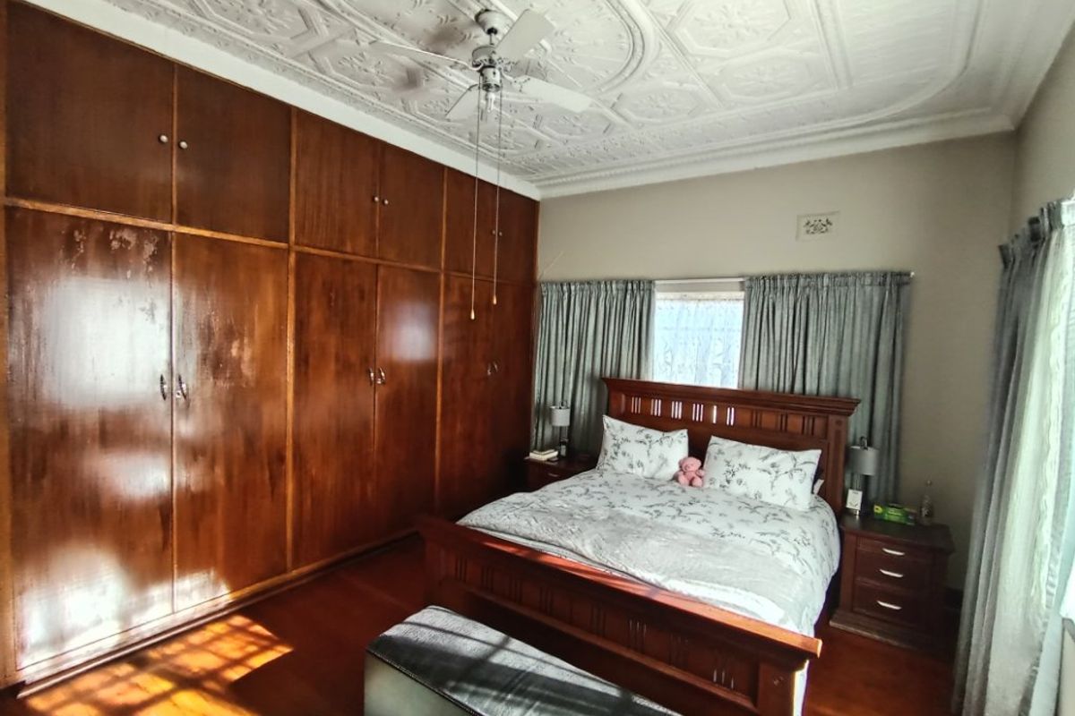 3 Bed House with 2-Bed Cottage – Spacious Corner Stand with Extra Features - Photo 5