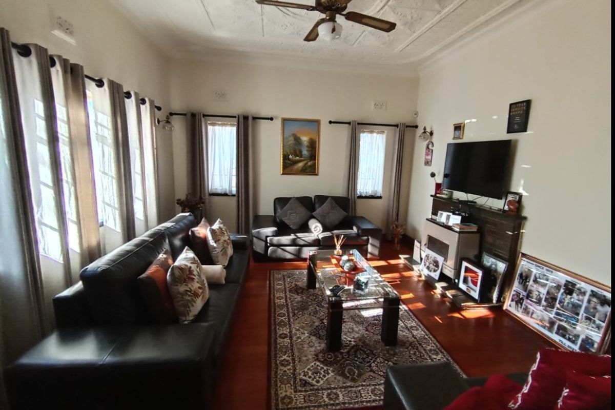 3 Bed House with 2-Bed Cottage – Spacious Corner Stand with Extra Features - Photo 2
