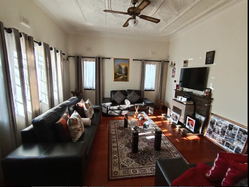 3 Bed House with 2-Bed Cottage – Spacious Corner Stand with Extra Features - Photo 2