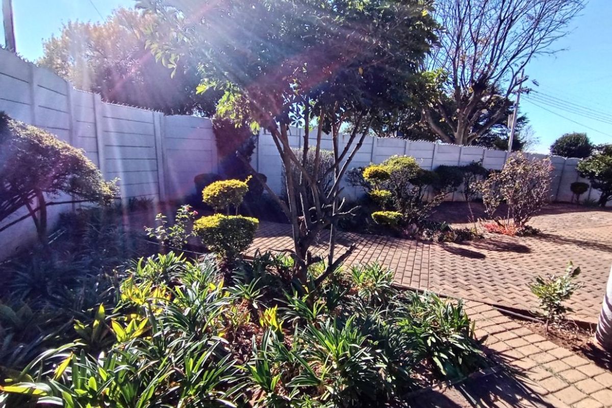 3 Bed House with 2-Bed Cottage – Spacious Corner Stand with Extra Features - Photo 4