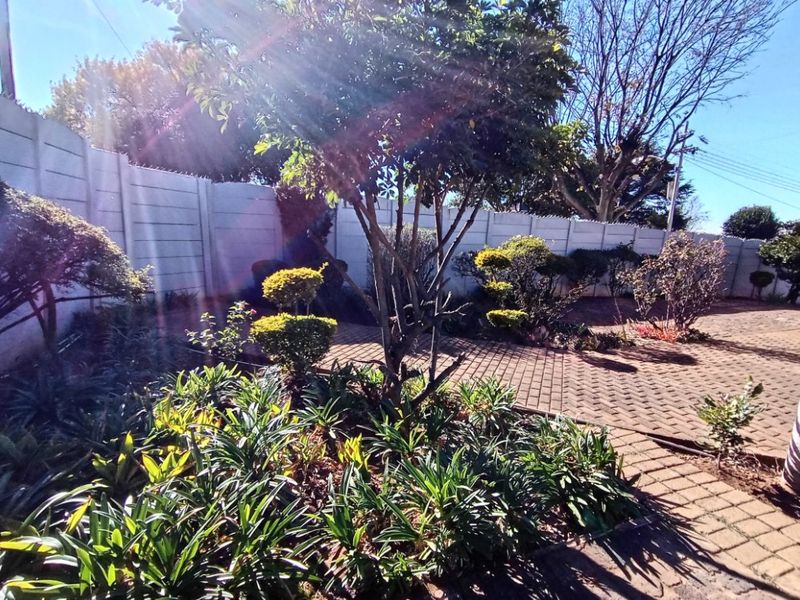 3 Bed House with 2-Bed Cottage – Spacious Corner Stand with Extra Features - Photo 4