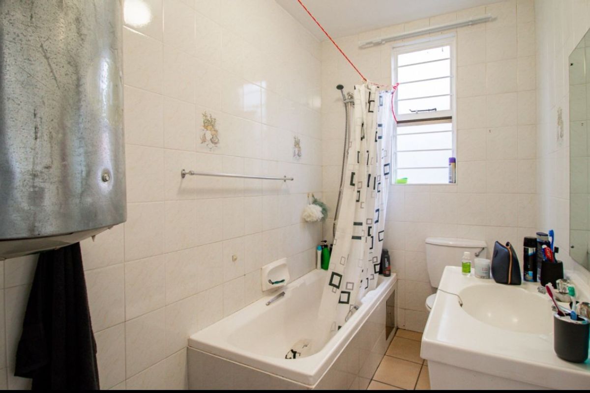 2 Bed Flat For Sale – Spacious and Secure Living - Photo 5