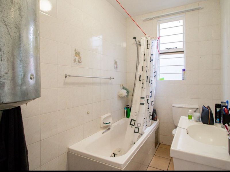 2 Bed Flat For Sale – Spacious and Secure Living - Photo 5