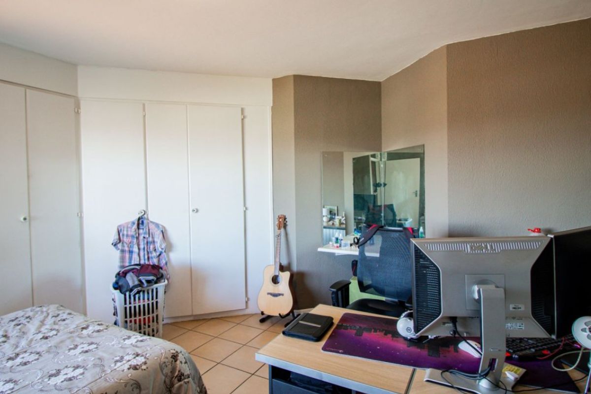 2 Bed Flat For Sale – Spacious and Secure Living - Photo 3