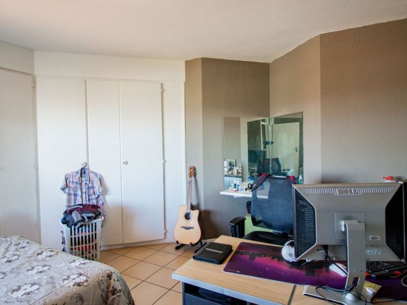 2 Bed Flat For Sale – Spacious and Secure Living - Photo 3