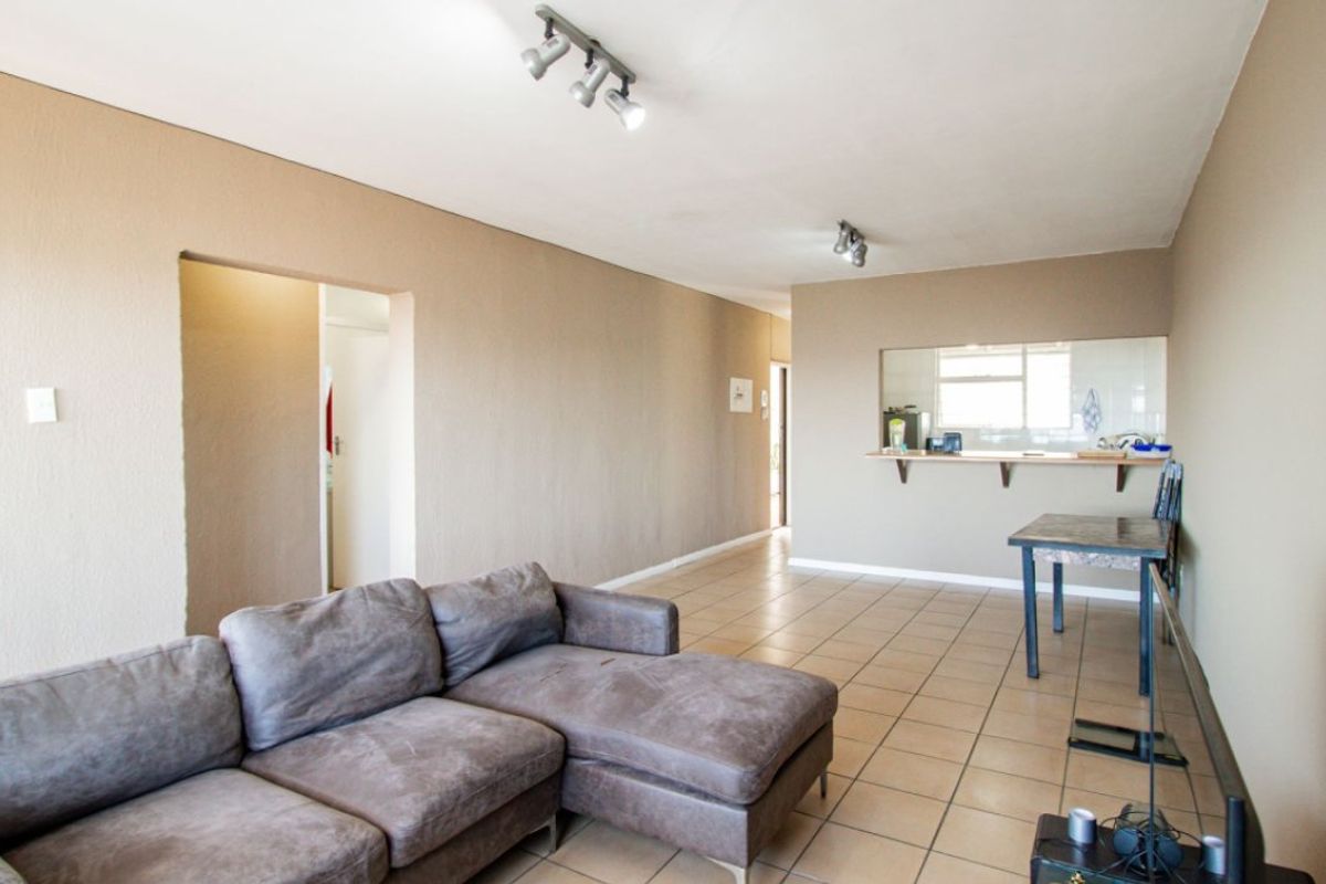 2 Bed Flat For Sale – Spacious and Secure Living - Photo 2