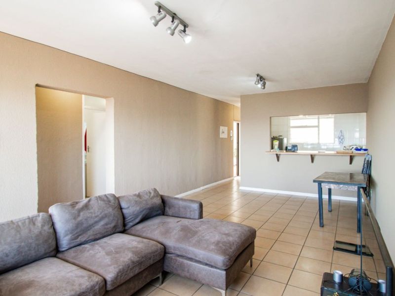 2 Bed Flat For Sale – Spacious and Secure Living - Photo 2