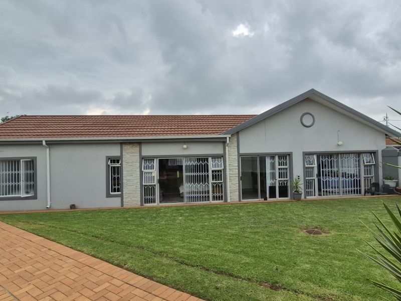 Versatile 4-Bedroom Family Home with Cottage Potential, Pool, and Top Security - Photo 2