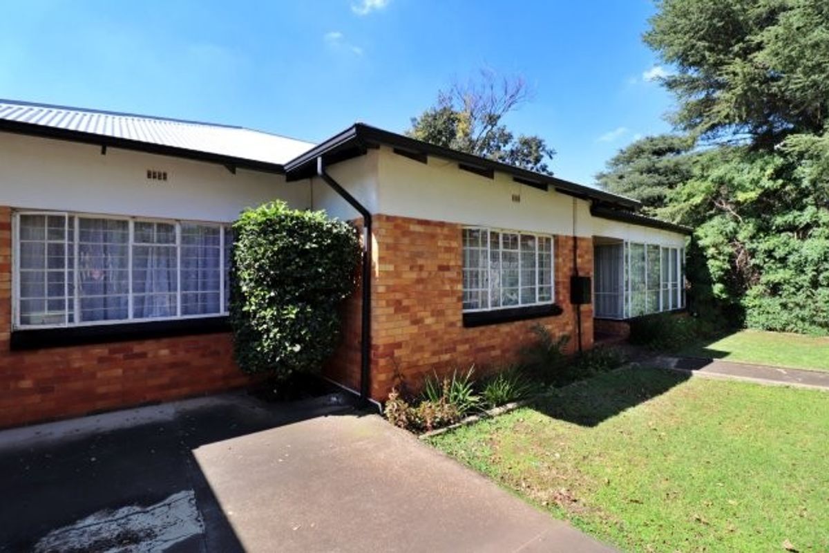 Spacious 4-Bedroom Home with Cottage and Pool on Double Stand - Photo 3