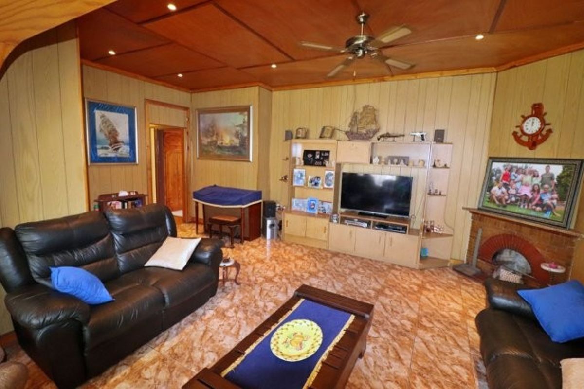 Spacious 4-Bedroom Home with Cottage and Pool on Double Stand - Photo 4