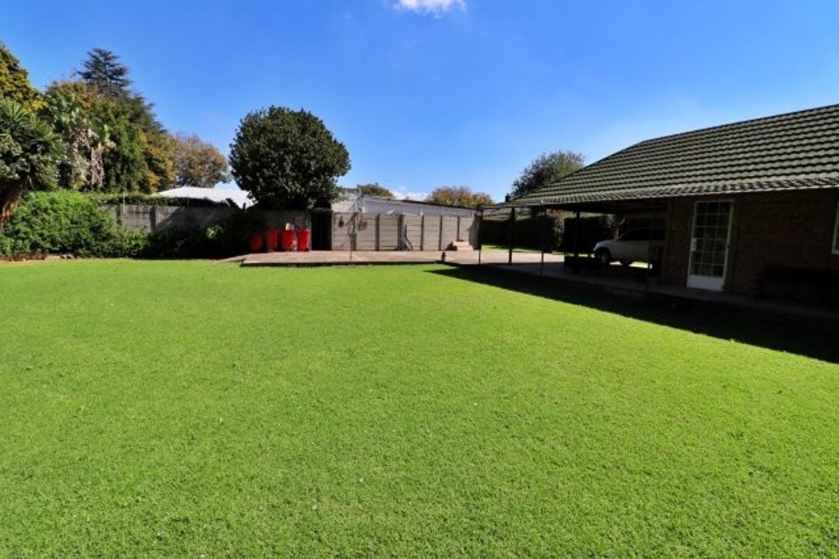 Spacious 4-Bedroom Home with Cottage and Pool on Double Stand - Photo 2