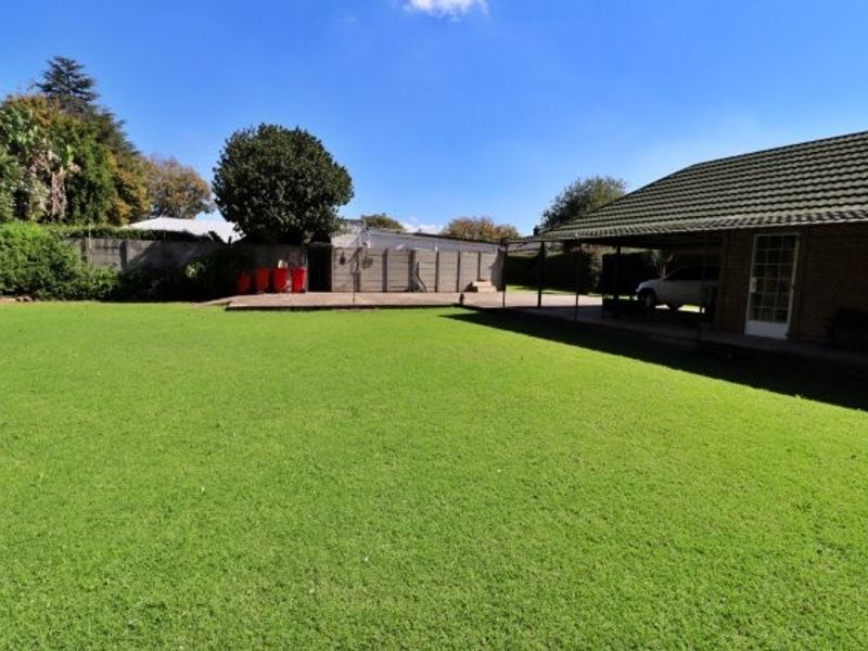 Spacious 4-Bedroom Home with Cottage and Pool on Double Stand - Photo 2