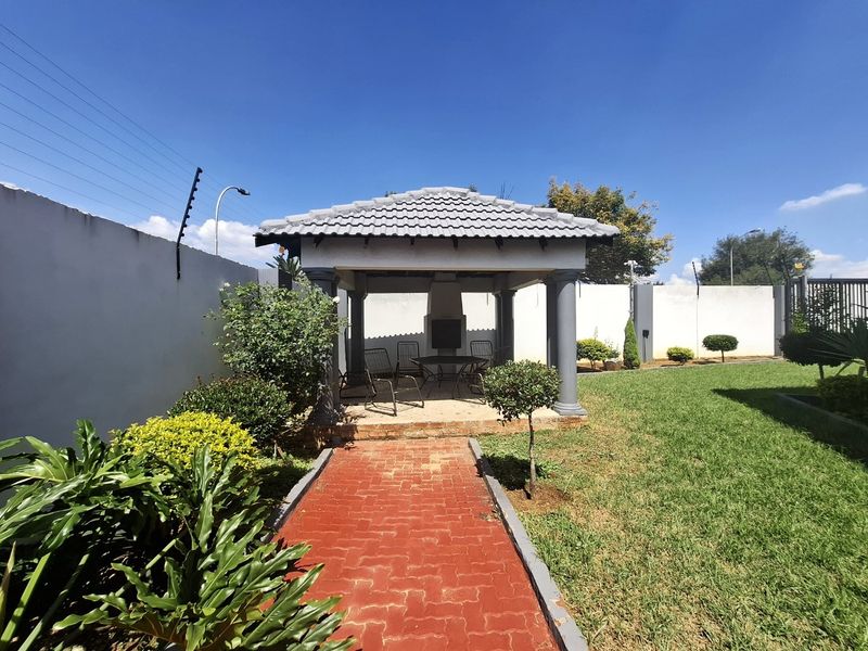 Modern 3-Bedroom Home with Cottage, Lapa, and Top Security - Photo 8