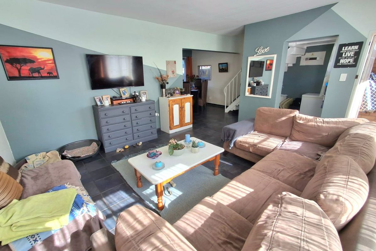 Secure & Sunny 2-Bedroom Duplex  - Photo 2