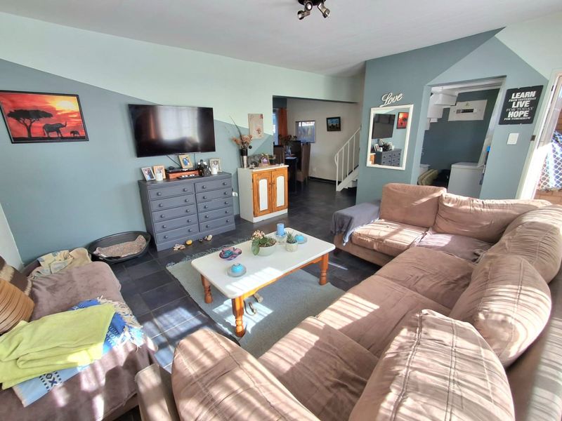 Secure & Sunny 2-Bedroom Duplex  - Photo 2