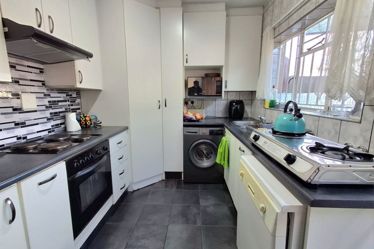 Secure & Sunny 2-Bedroom Duplex  - Photo 3