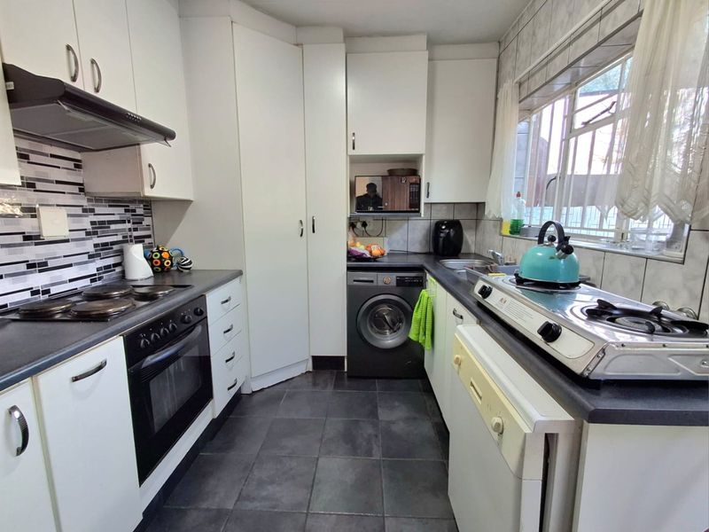 Secure & Sunny 2-Bedroom Duplex  - Photo 3