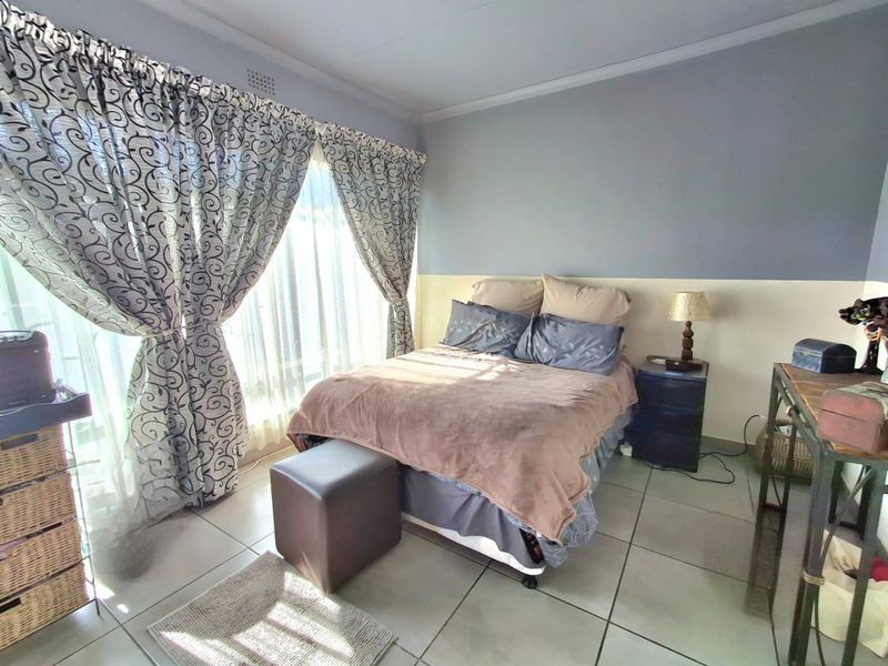 Secure & Sunny 2-Bedroom Duplex  - Photo 10