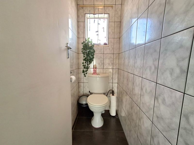 Secure & Sunny 2-Bedroom Duplex  - Photo 9