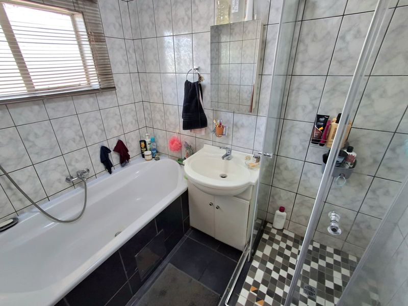 Secure & Sunny 2-Bedroom Duplex  - Photo 8