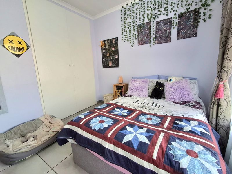 Secure & Sunny 2-Bedroom Duplex  - Photo 7