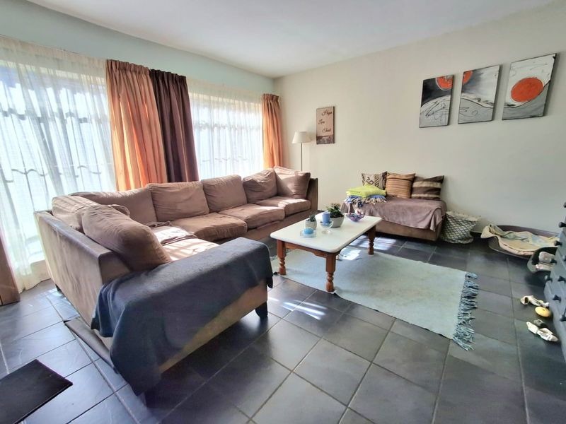 Secure & Sunny 2-Bedroom Duplex  - Photo 6