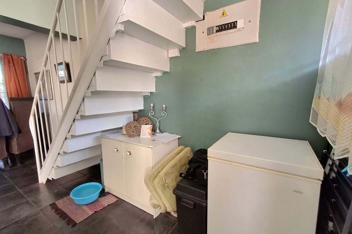 Secure & Sunny 2-Bedroom Duplex  - Photo 4