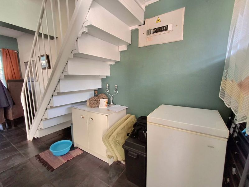 Secure & Sunny 2-Bedroom Duplex  - Photo 4